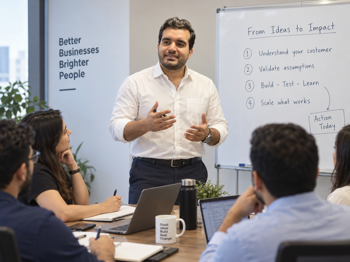 Randy Escamilla facilitando una capacitación para un equipo